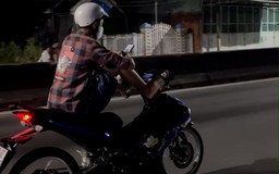 Tiền Giang: Xử phạt người lái xe máy bằng chân, tay thì bấm điện thoại
