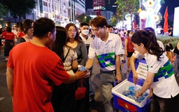 Pharmacity phát tặng 30.000 chai nước suối phục vụ người dân dịp lễ 30.4 