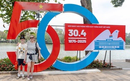 Khách Tây ấn tượng với không khí lễ 30.4, rợp trời cờ đỏ sao vàng