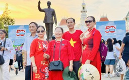 Phố đi bộ Nguyễn Huệ nườm nượp người diện áo cờ đỏ sao vàng: Những khoảnh khắc tự hào