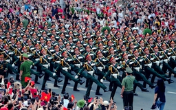 Bước chân diễu binh 30.4 trong lòng người dân Việt Nam