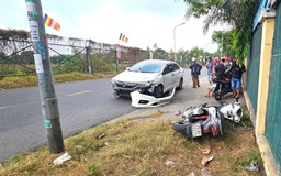 Ô tô tông 2 xe máy chở học sinh trước cổng trường học