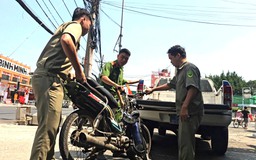 Phát hiện xe máy bể nát nằm trên đường, không rõ nguyên nhân
