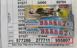 Chiều nay người trúng 2 tờ độc đắc ở TP.HCM mừng rỡ đến đổi thưởng

