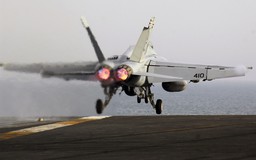 Tàu sân bay Mỹ cua gấp né hỏa lực Houthi làm tiêm kích F/A-18 rơi xuống biển