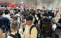 Chiều 29.4 sân bay Tân Sơn Nhất đông người về quê, đi du lịch nghỉ lễ