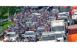 Cửa ngõ phía tây TP.HCM chật kín người, bãi xe quá tải
