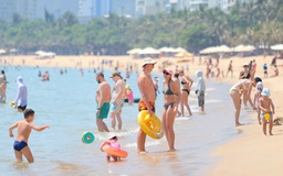 Khách Nga tắm kín biển Nha Trang giữa trưa nắng