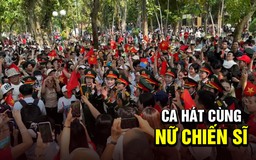 Người dân vui vẻ hát ca cùng những ‘bông hồng thép’