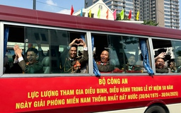 Khoảnh khắc xúc động sau diễu binh 30.4: Chiến sĩ mồ hôi nhễ nhại, thả tim tạm biệt người dân