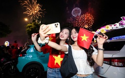 21 tiếng đại bác và pháo hoa siêu đẹp ở bến Bạch Đằng mừng đại lễ 30.4
