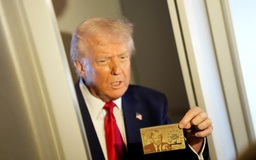 Ông Trump khoe thẻ vàng nhập cư 5 triệu USD in hình chân dung