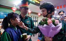 Những giọt nước mắt hạnh phúc của nữ chiến sĩ trên chuyến tàu vào Nam