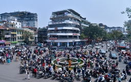 Phân luồng giao thông phục vụ người dân đứng chụp ảnh nhà 'hàm cá mập'
