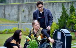 Người mẹ 80 tuổi ngồi xe lăn, vượt 50 km thăm mộ con trai trong tết Thanh minh