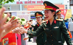 Những nụ cười tươi đón đoàn diễu binh, diễu hành vào miền Nam