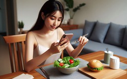 Khoa học nói gì về việc 'vừa ăn vừa dùng điện thoại'?