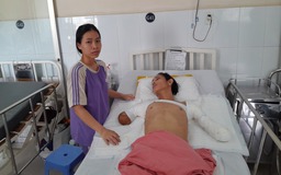 Lá lành đùm lá rách: Người phụ hồ bị điện giật phải cắt cụt cả hai tay