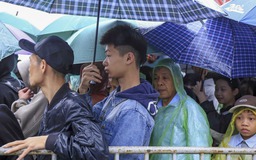 Dòng người đội mưa xếp hàng dâng lễ Vua Hùng