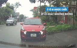 Ô tô chạy ngược chiều còn ép xe khác phải lùi để nhường đường