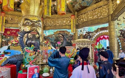 Giỗ tổ Hùng Vương: Người dân ùn ùn tới Suối Tiên nhận 'lộc Vua Hùng'