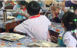 Đà Nẵng: Phụ huynh phản ánh bữa ăn bán trú 'không ổn', hiệu trưởng lên tiếng
