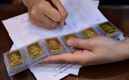 Giá vàng, USD tăng, cổ phiếu rẻ hơn