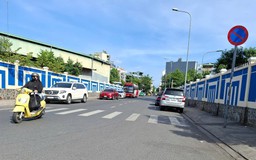 Có biển cấm, vẫn đậu xe chiếm đường