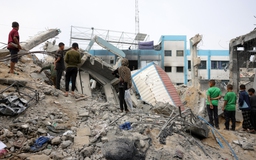 Israel không kích khắp Gaza, Hamas tung hình ảnh 2 con tin còn sống