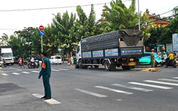 Xe tải cuốn xe máy vào gầm tại giao lộ, 1 người tử vong