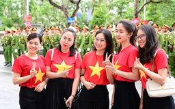 Biển người đội mưa theo dõi diễu hành mừng 70 năm giải phóng Hải Phòng