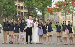 Cặp đôi chụp ảnh cưới ở trường học cùng với học sinh ‘gây sốt’