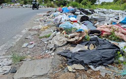 Những bãi rác ngổn ngang trên đường