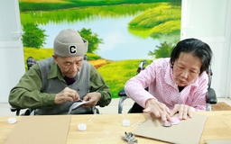 Buổi làm tranh xé dán giấy vụn của những 'em bé' ở viện dưỡng lão