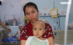 Người mẹ Ê Đê còn 300.000 đồng cứu con ung thư, bạn đọc Thanh Niên giúp đỡ