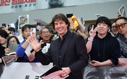 Tom Cruise trèo lên nóc máy bay giao lưu với người hâm mộ