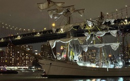 Tàu Hải quân Mexico tông vào cầu Brooklyn ở New York, hàng chục người bị thương