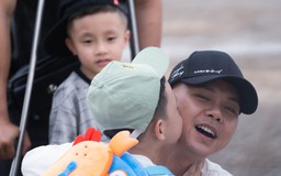 Phan Đinh Tùng, Trung Ruồi cùng các con lần đầu trải nghiệm cuộc sống ngoài đảo