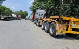 Xe tải, container đậu bát nháo trên đường