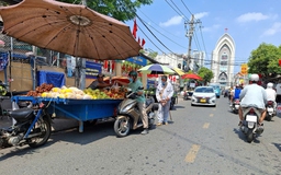 Buôn bán lấn chiếm lòng, lề đường