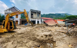 Mưa giông dồn dập trút xuống Bắc bộ, nguy cơ lũ quét