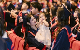 Câu chuyện cảm động về cô gái xinh đẹp bế con lên nhận bằng tốt nghiệp