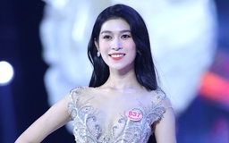 Nữ sinh Học viện Ngoại giao nói trôi chảy tiếng Anh - Pháp tại Hoa hậu Việt Nam