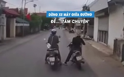 Hai người phụ nữ ngang nhiên dừng xe máy giữa đường... để 'tám chuyện'