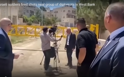 Quân đội Israel 'bắn cảnh cáo' vào 25 nhà ngoại giao thăm Bờ Tây