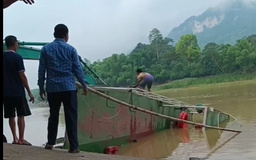 Đò chở hơn 10 học sinh bị lật trên sông Mã