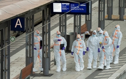 Một phụ nữ dùng dao đâm 17 người bị thương tại nhà ga Đức