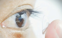 Phát minh kính áp tròng giúp con người nhìn thấy trong bóng tối