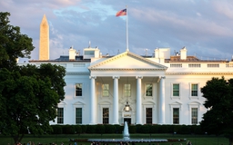 Hơn 100 nhân viên Hội đồng An ninh Quốc gia Mỹ bất ngờ bị ngưng việc