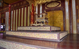 Ngai vàng triều Nguyễn bị bẻ gãy: Sao không trưng bày bản sao bảo vật?